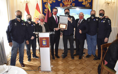 Entrega de la placa con el nombramiento de Socio de Honor, a la ONG motera KM Solidarity