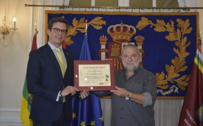 ENTREGA DEL DIPLOMA DE RECONOCIMIENTO A VALERIANO RUIZ IRUZUBIETA, DIRECTOR DEL PERIÓDICO “LA VOZ DEL NAJERILLA”