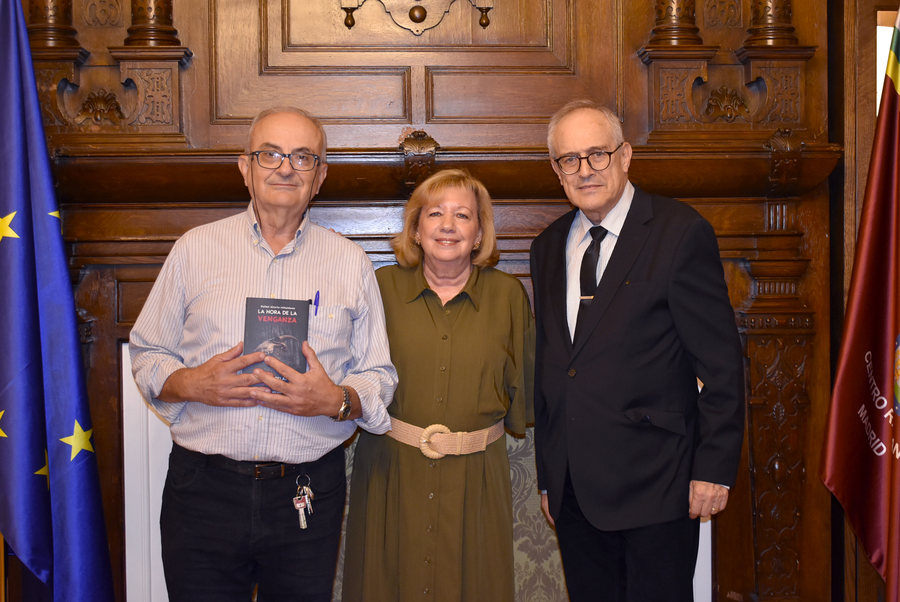 Rafael Alcorta presenta su libro “La hora de la venganza. Y otros relatos inquietantes” en el salón La Lengua del Centro Riojano de Madrid.