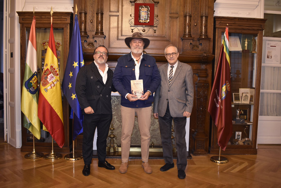Presentación del libro «Spania el secreto de las orcas» de Fernando López – Mirones en el Centro Riojano de Madrid